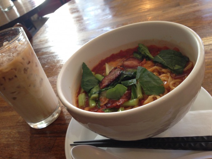 トマトラーメンとカフェラテ